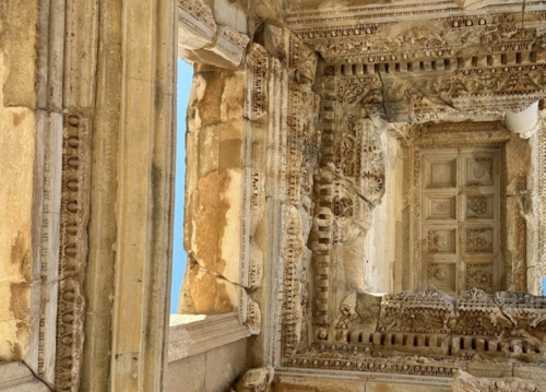 Das Bild zeigt die Celsus-Bibliothek.