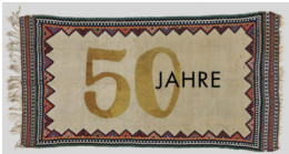 Das Bild zeigt einen Teppich auf dem 50 Jahre steht.